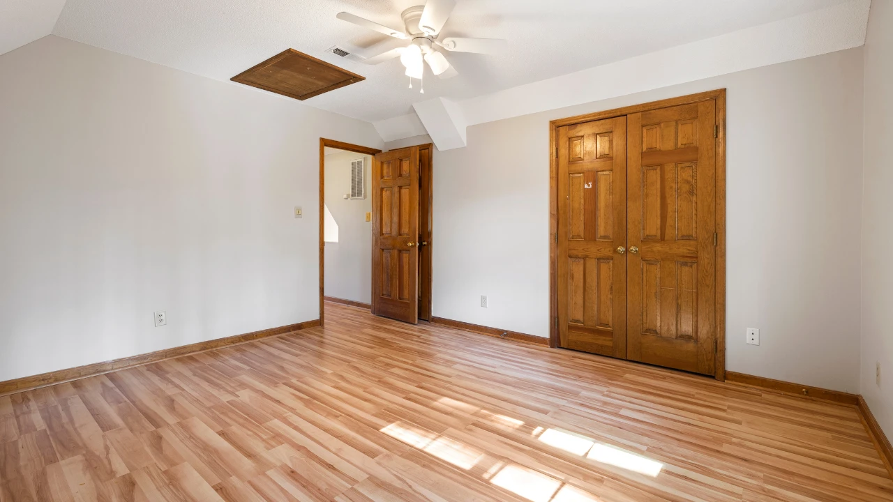 Ambiente completo con piso de madera flotante plastificado