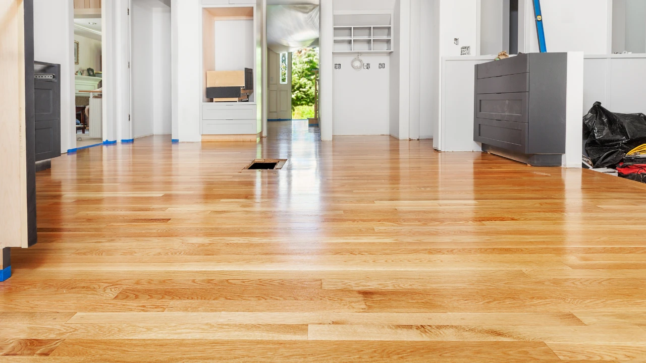 Piso de madera roble recién plastificado, ambiente en obra con protecciones